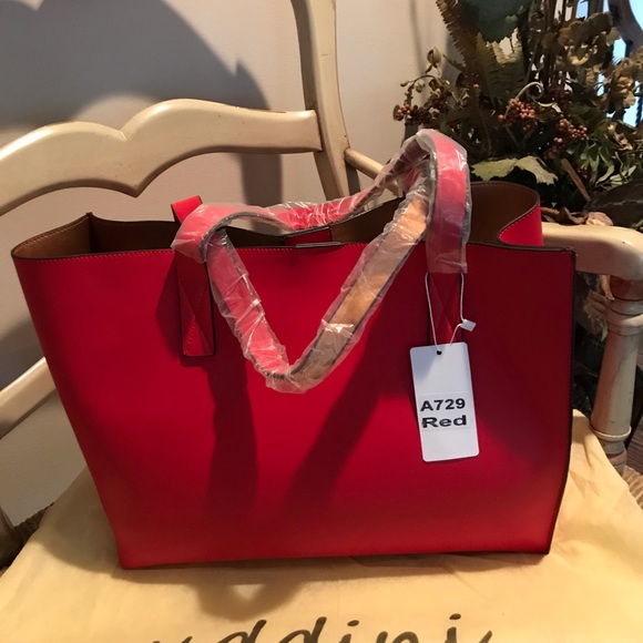 🎈🎈Love that Red/ 3 in one Tote and crossbody🎈 - Picture 4 of 8